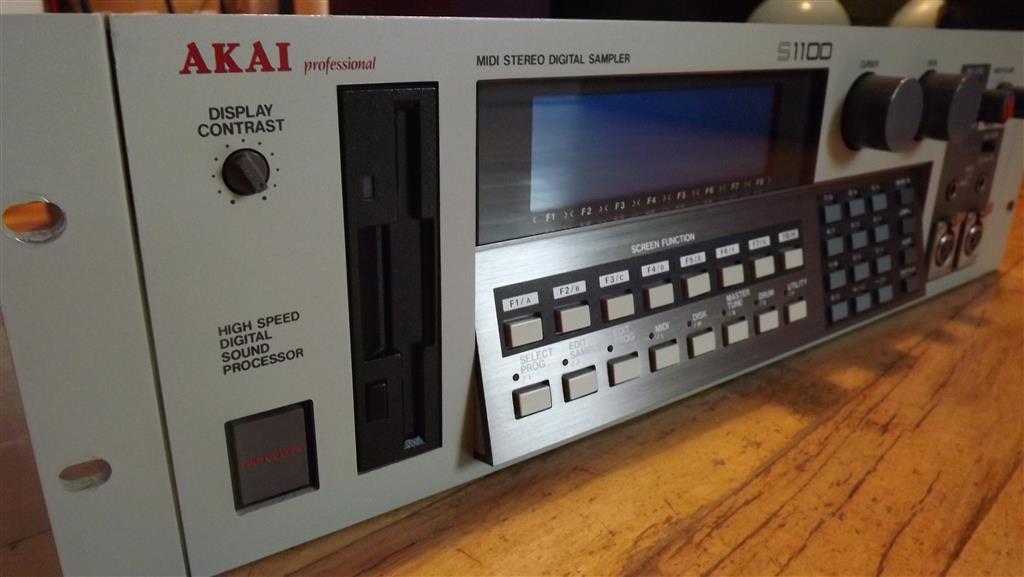 AKAI S1100 - Midi - Stereo Digital Sampler