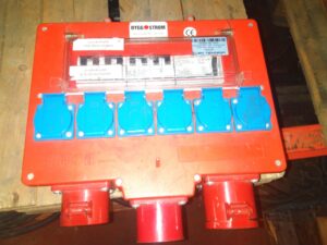 Strømskap 400V - 32A - 2 Kurser 16A, 1x16A 3fas, Loop out: 1x 32A