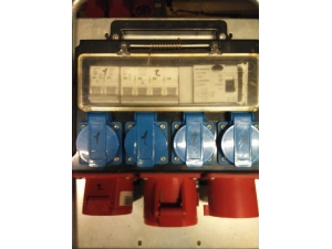 Strømskap 400V - 32A - 2 Kurser 16A, delt med 16A 3fas, Loop out: 1x 32A